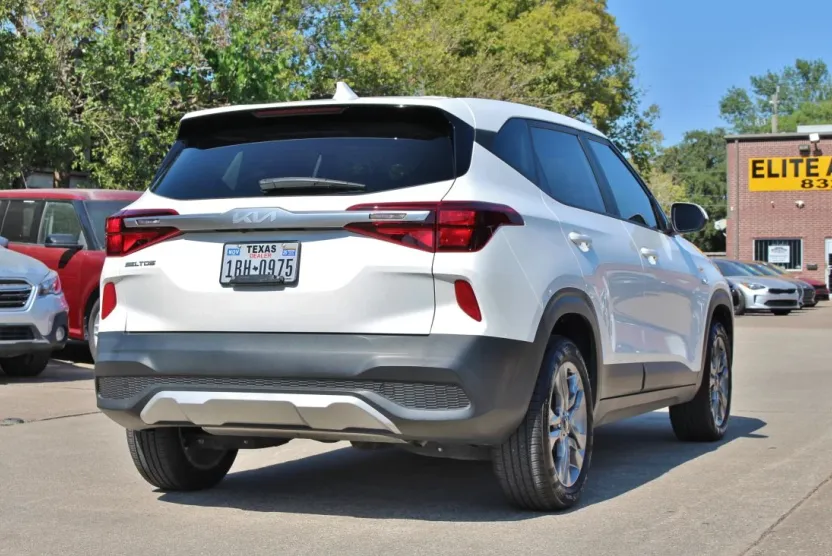 2023 Kia Seltos LX photo 1