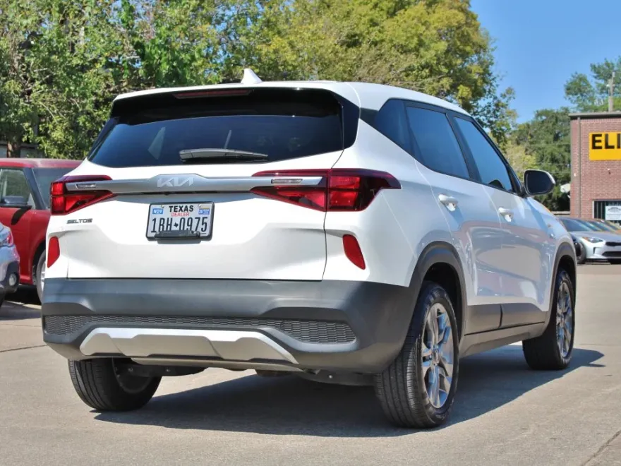 2023 Kia Seltos LX photo 1