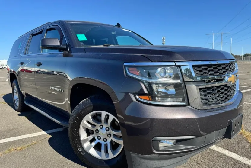 2016 Chevrolet Suburban LT photo 1