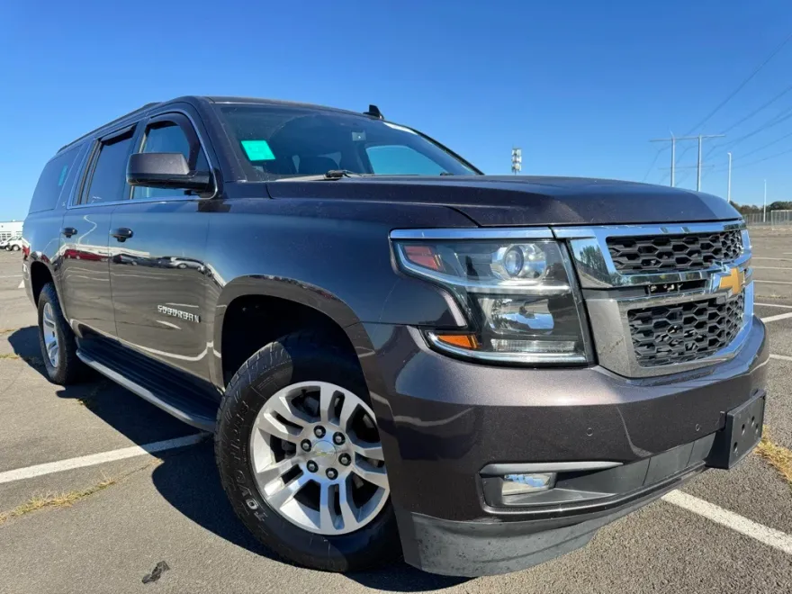2016 Chevrolet Suburban LT photo 1