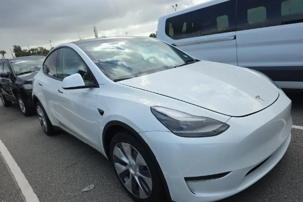2023 Tesla Model Y Long Range photo 1