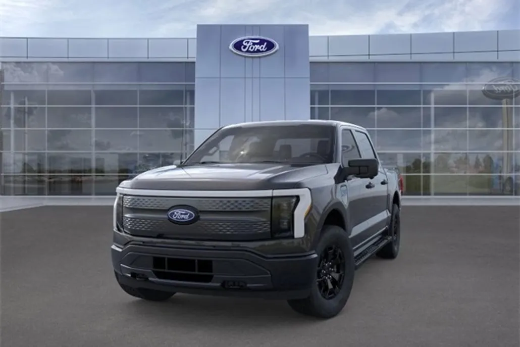 2025 Ford F-150 Lightning XLT photo 1