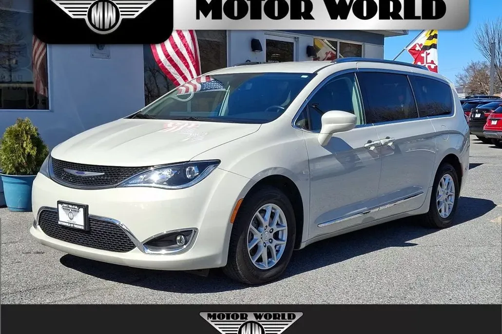 2020 Chrysler Pacifica Touring L photo 1