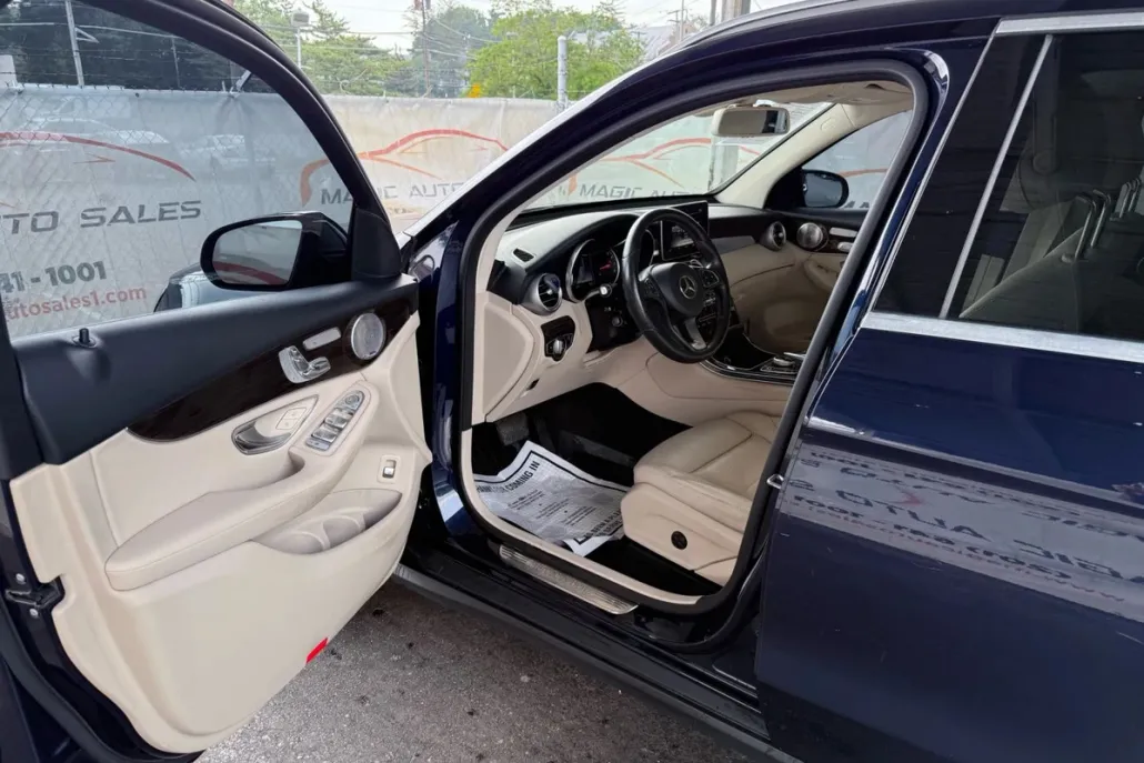2018 Mercedes Benz GLC 300 4MATIC photo 1