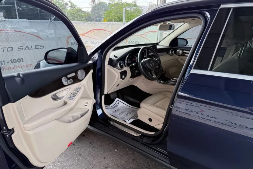 2018 Mercedes Benz GLC 300 4MATIC photo 1
