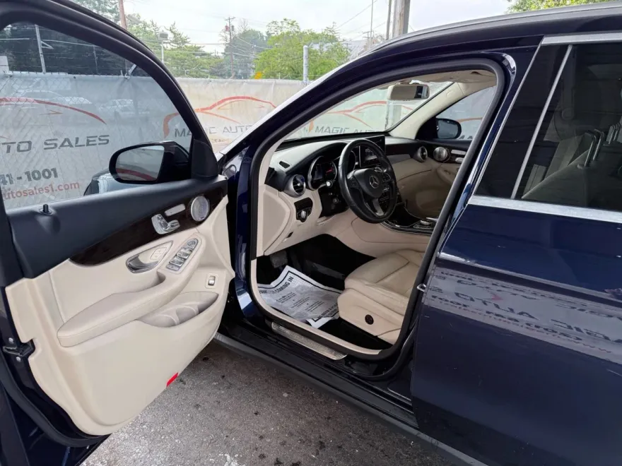 2018 Mercedes Benz GLC 300 4MATIC photo 1