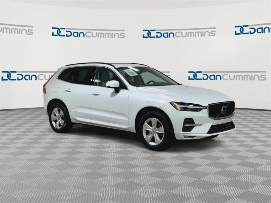 2022 Volvo XC60 B5 Momentum photo 1