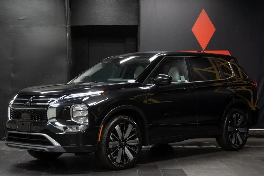 2025 Mitsubishi Outlander SE photo 1