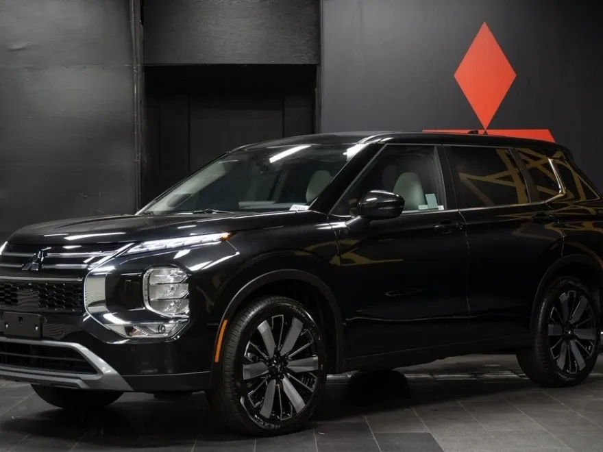 2025 Mitsubishi Outlander SE photo 1