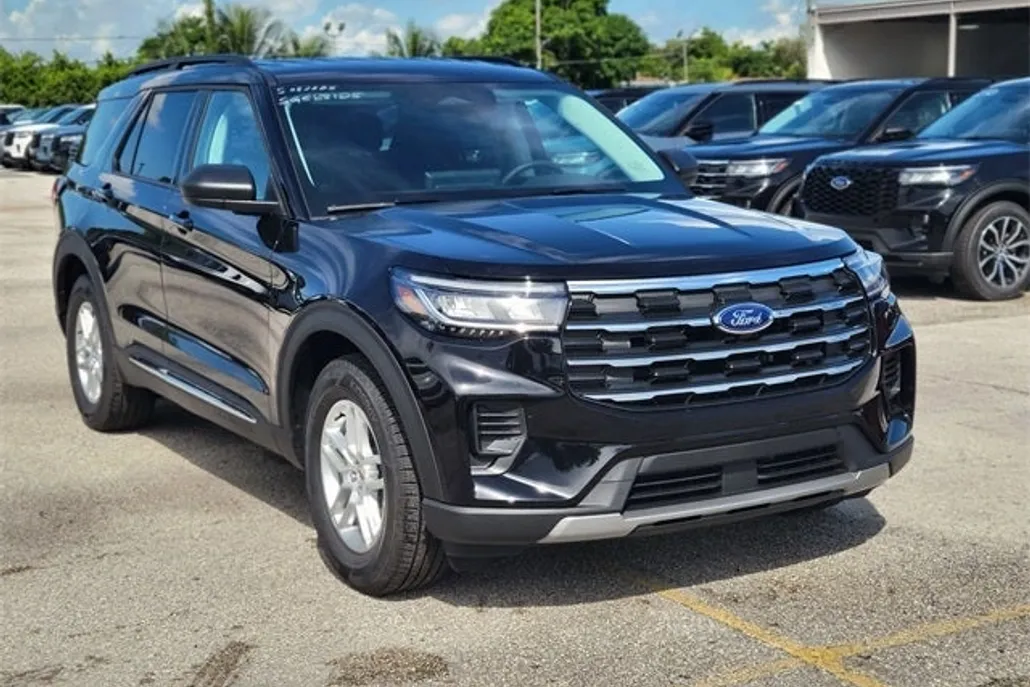 2025 Ford Explorer photo 1