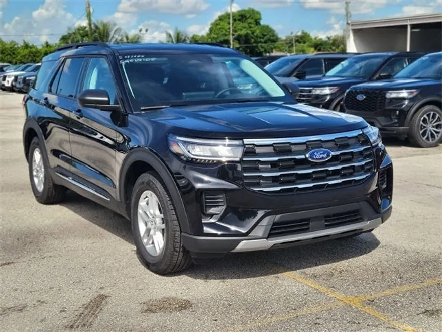 2025 Ford Explorer photo 1