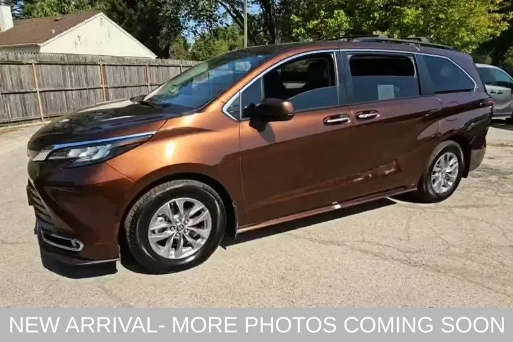 2022 Toyota Sienna XLE photo 1