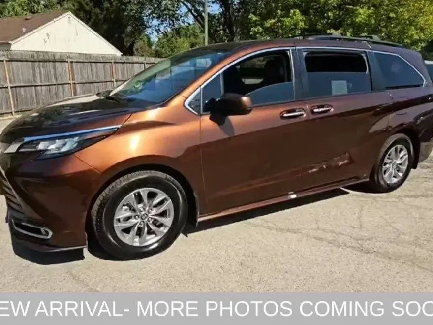 2022 Toyota Sienna XLE photo 1