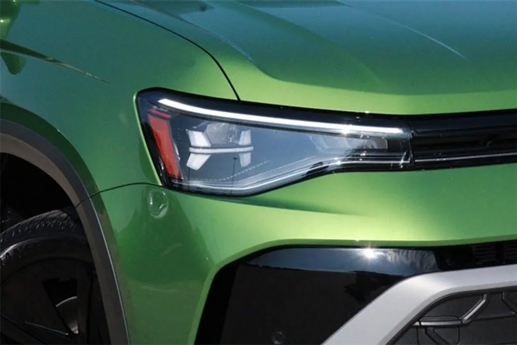 2025 Volkswagen Taos SE photo 1
