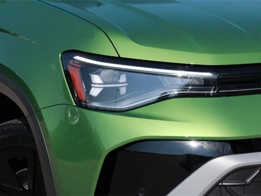 2025 Volkswagen Taos SE photo 1