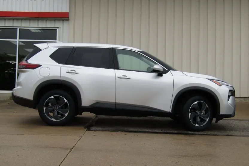 2024 Nissan Rogue SV photo 1