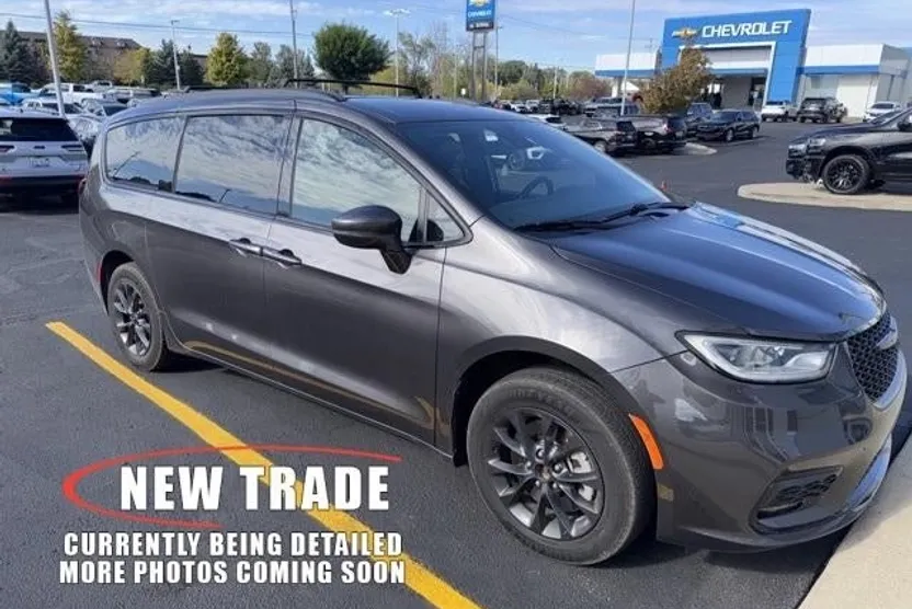 2021 Chrysler Pacifica Touring L photo 1