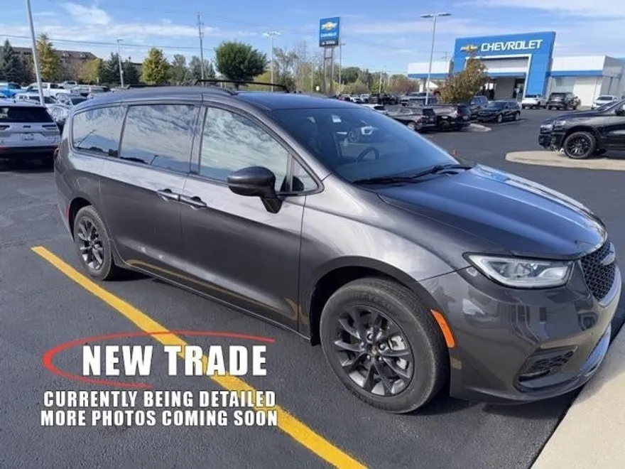 2021 Chrysler Pacifica Touring L photo 1