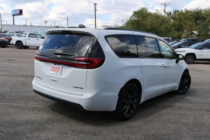 2026 Chrysler Pacifica Limited photo 1