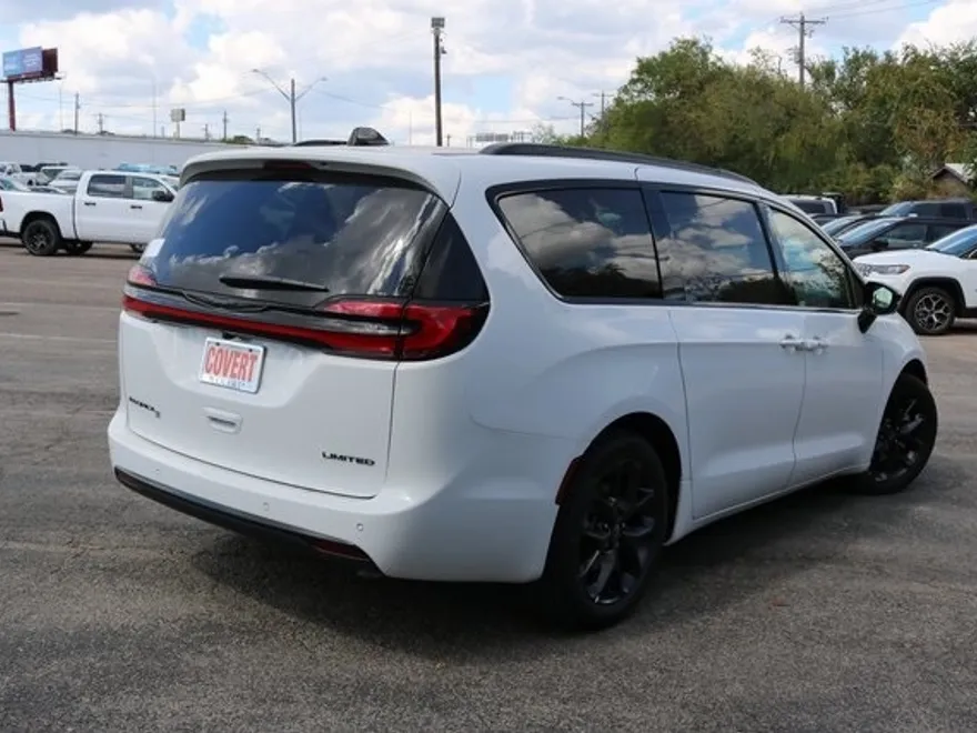 2026 Chrysler Pacifica Limited photo 1