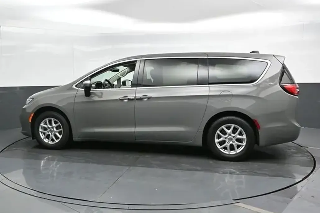 2023 Chrysler Pacifica Touring L photo 1