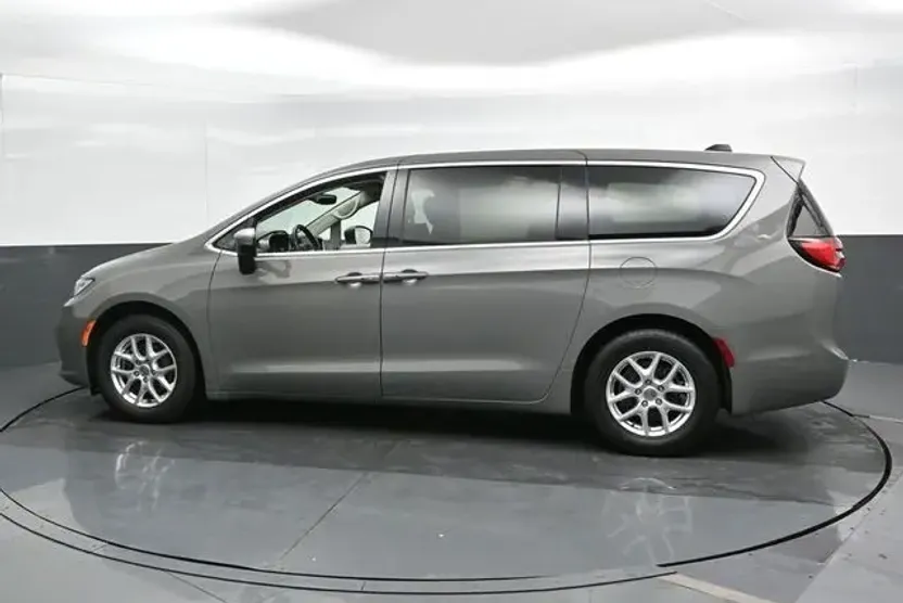 2023 Chrysler Pacifica Touring L photo 1