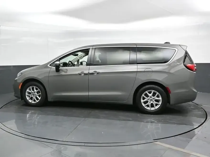 2023 Chrysler Pacifica Touring L photo 1