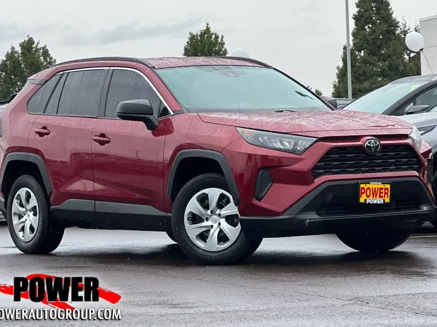2019 Toyota RAV4 LE photo 1