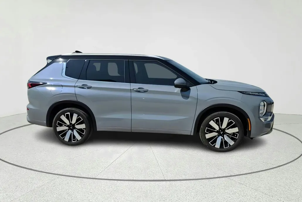 2025 Mitsubishi Outlander SEL photo 1