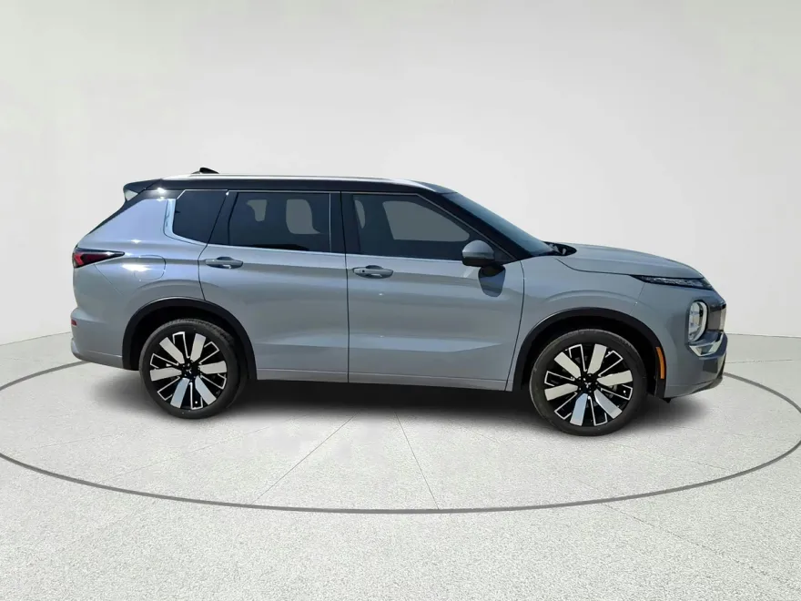 2025 Mitsubishi Outlander SEL photo 1