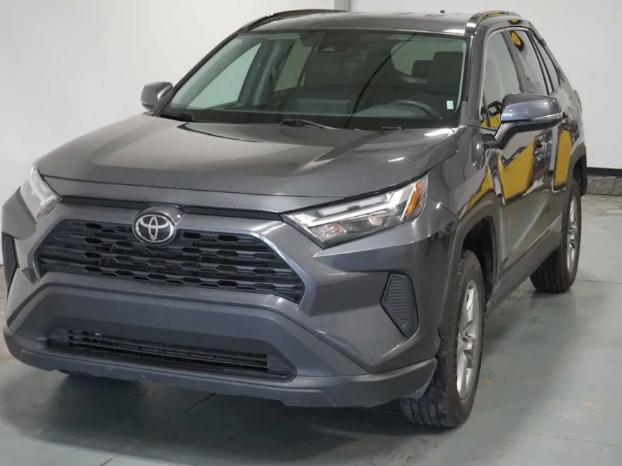 2023 Toyota RAV4 XLE photo 1