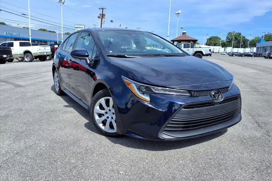 2023 Toyota Corolla LE photo 1