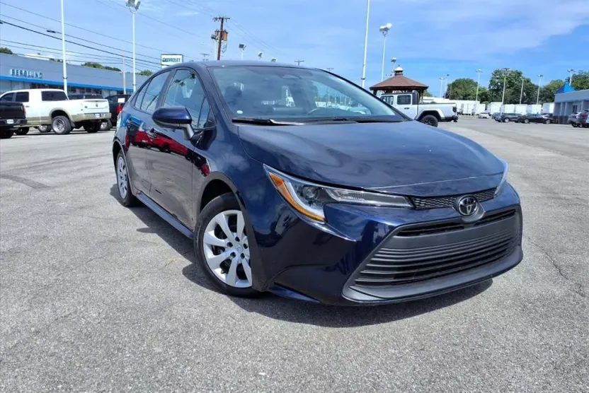 2023 Toyota Corolla LE photo 1