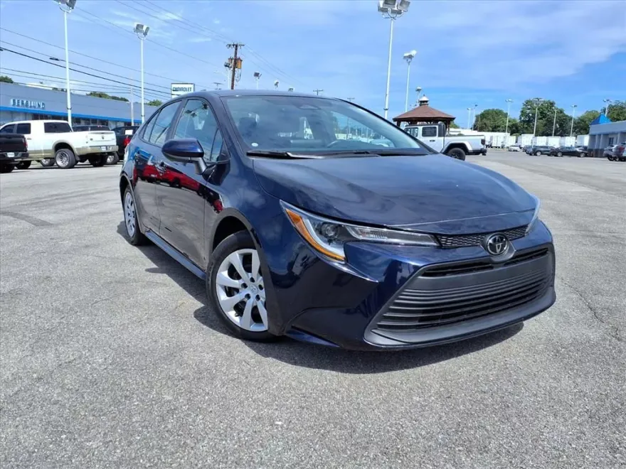 2023 Toyota Corolla LE photo 1