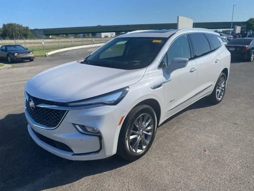 2023 Buick Enclave Avenir photo 1