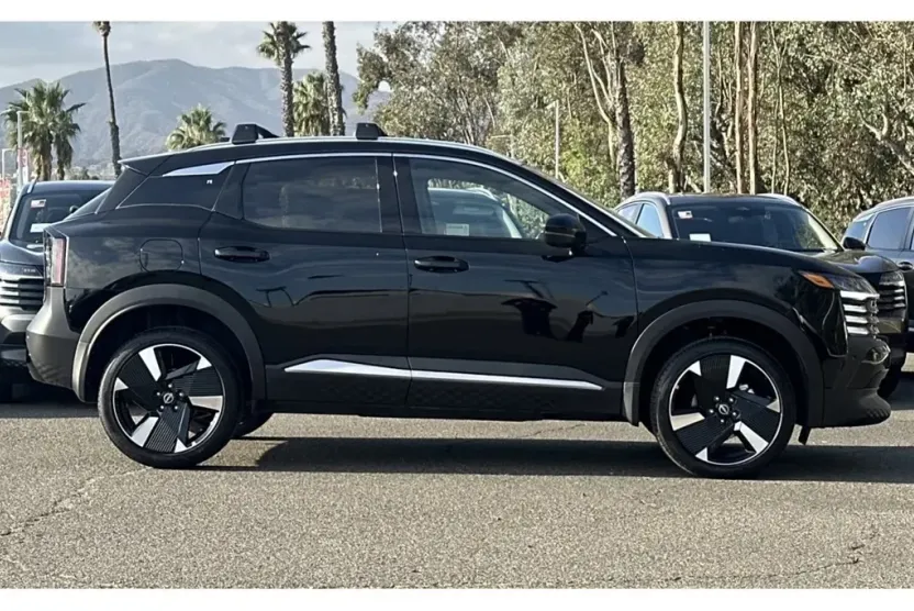 2026 Nissan Kicks SR photo 1