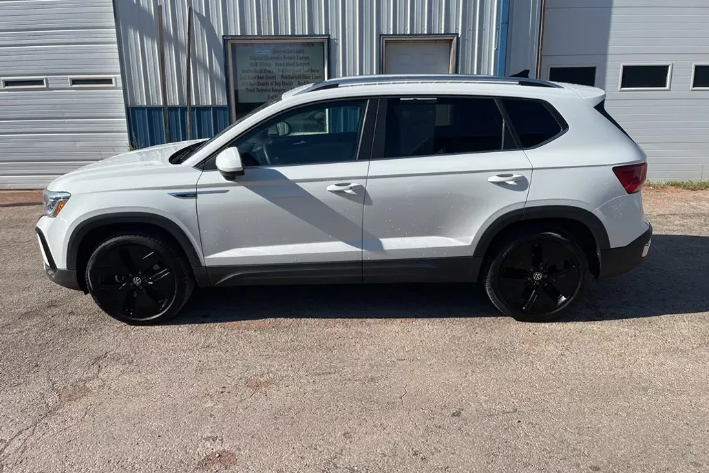 2022 Volkswagen Taos SEL photo 1