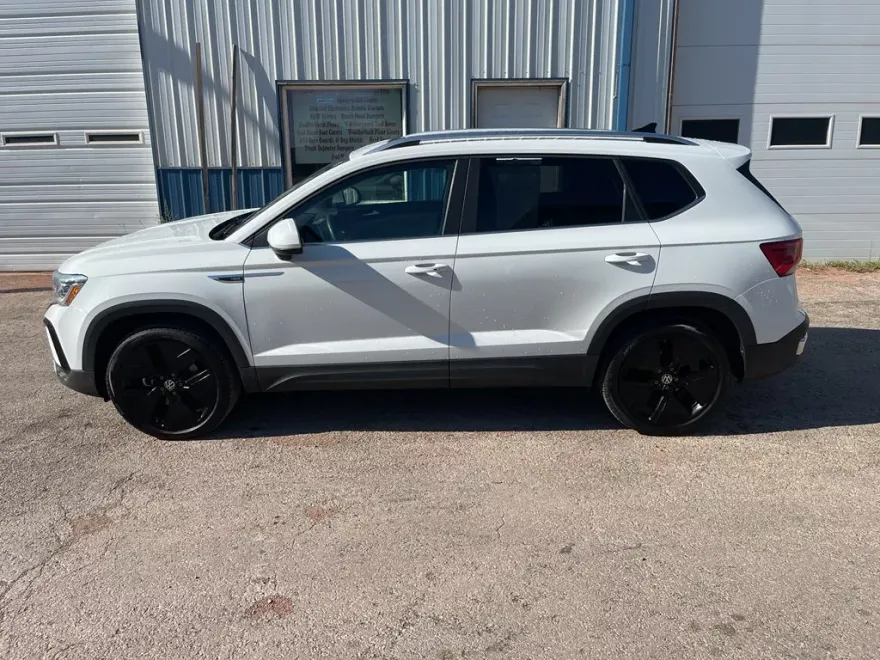 2022 Volkswagen Taos SEL photo 1