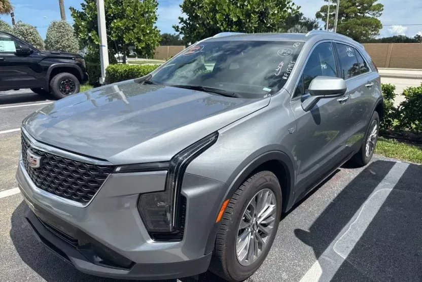 2024 Cadillac XT4 Premium Luxury photo 1