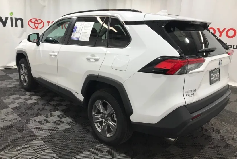2024 Toyota RAV4 Hybrid XLE photo 1