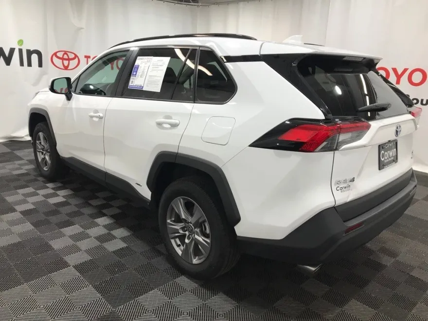 2024 Toyota RAV4 Hybrid XLE photo 1