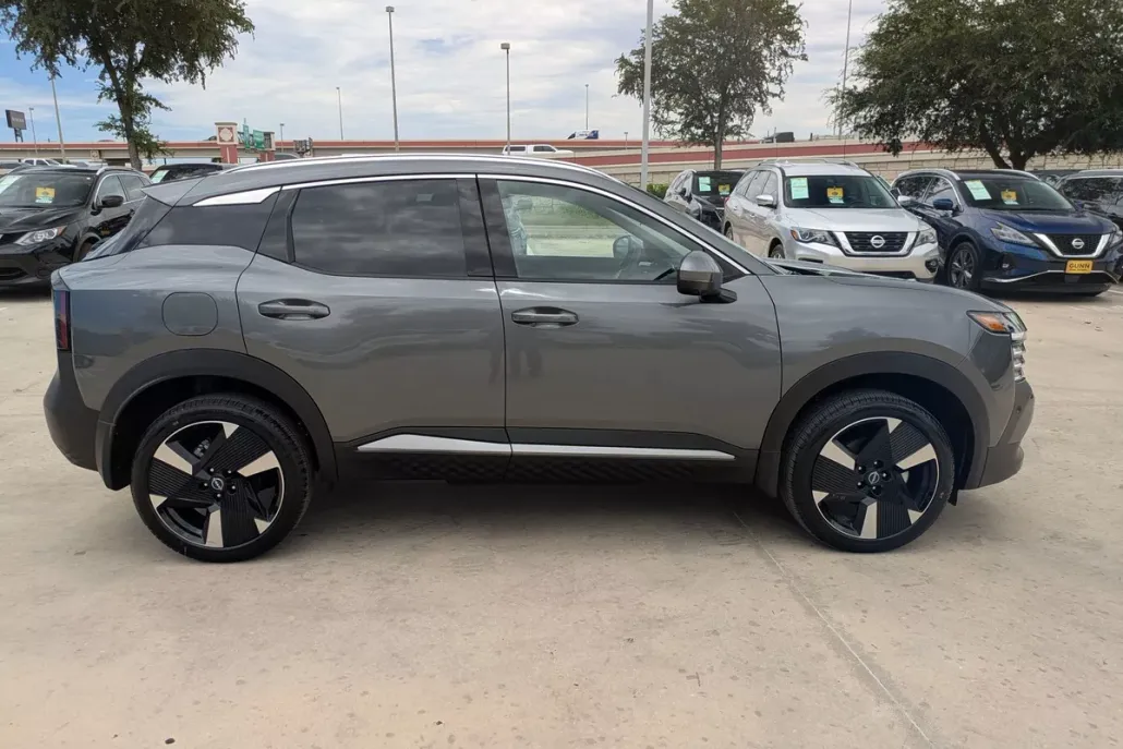 2025 Nissan Kicks SR photo 1