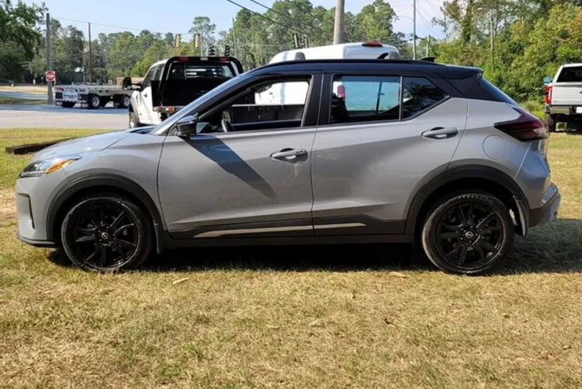 2023 Nissan Kicks SR photo 1