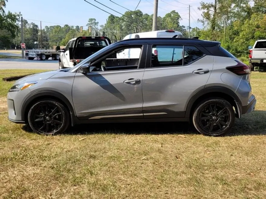 2023 Nissan Kicks SR photo 1