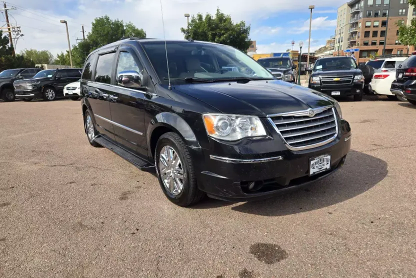 2010 Chrysler Town & Country Limited photo 1