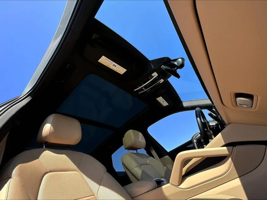2023 Porsche Cayenne Platinum Edition photo 18