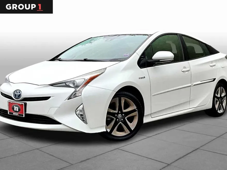 2016 Toyota Prius Three Touring photo 1