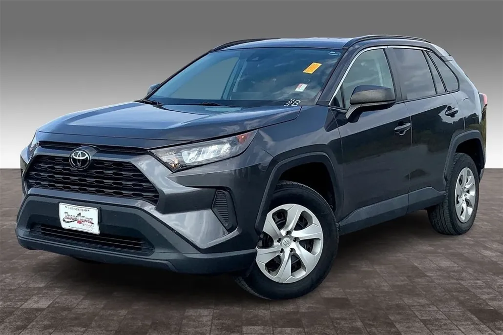2021 Toyota RAV4 LE photo 1