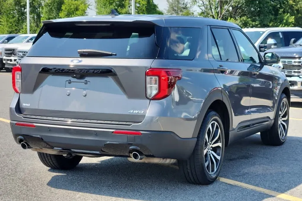 2022 Ford Explorer ST-Line photo 1