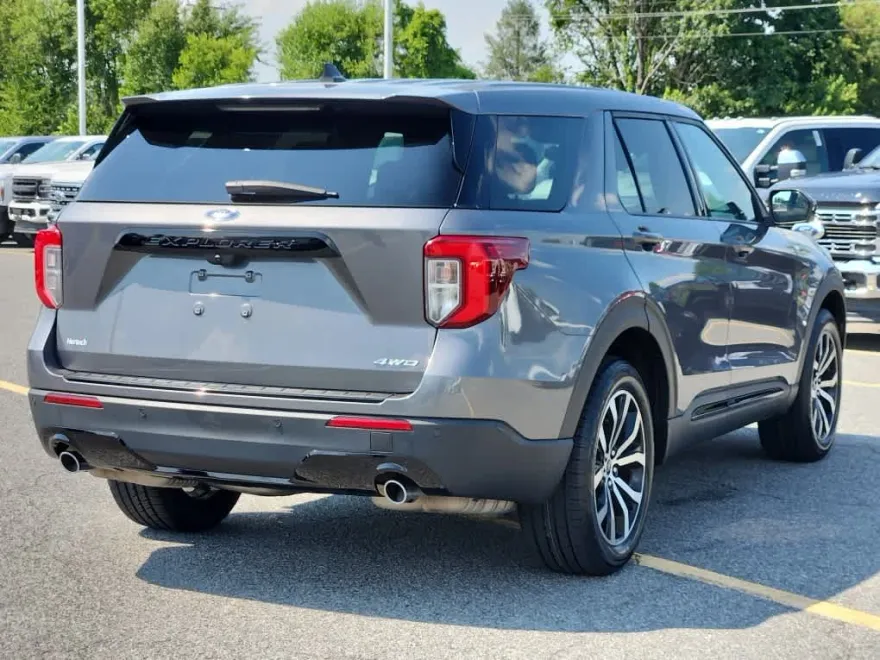 2022 Ford Explorer ST-Line photo 1